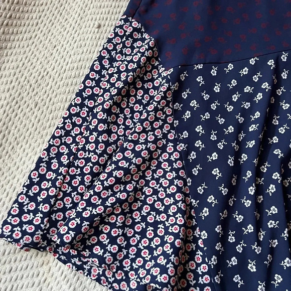 ๐ค Beautiful Talbots Pieced Floral Midi Skirt๐ค - Picture 4 of 9